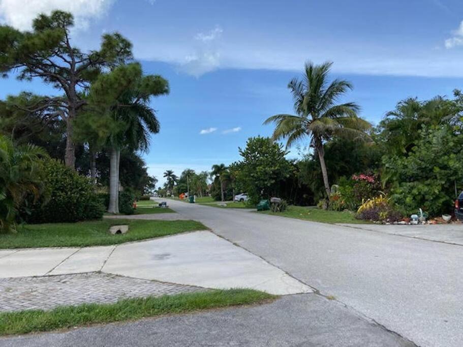 Beach Getaway,Walk Orbike To Beach,Fenced For Doggie, Large Driveway Apartment Naples Exterior photo